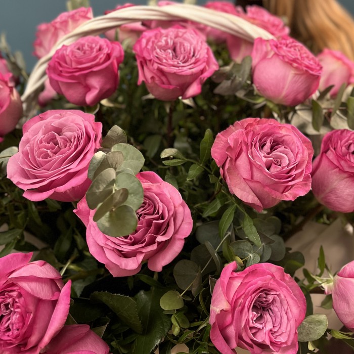 31 пионовидная роза Куинс Краун в корзине